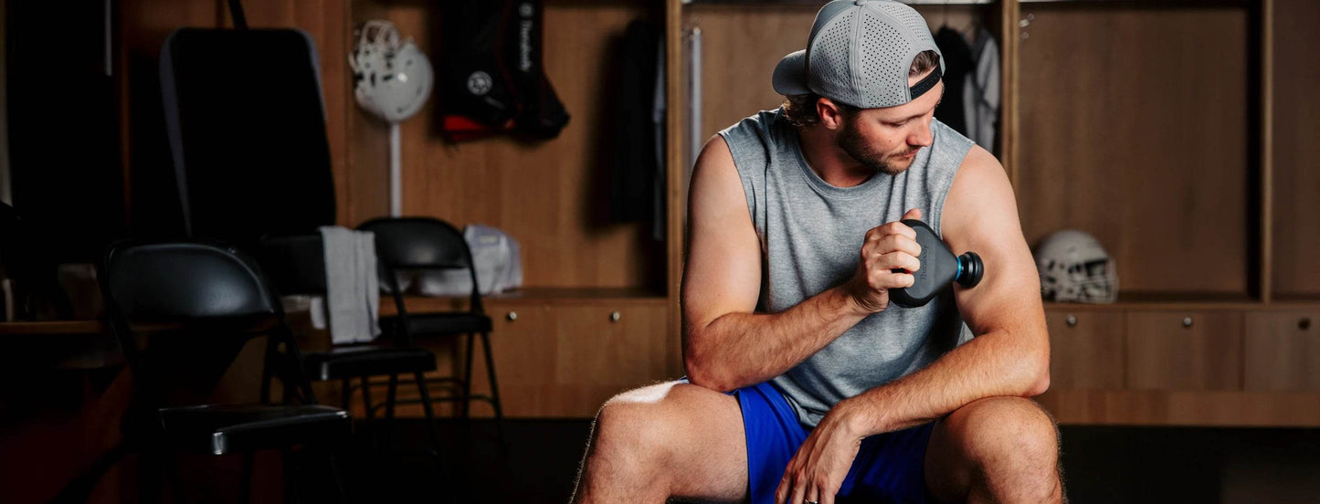 Video: Josh Allen använder massagepistoler från Therabody i ett omklädningsrum 